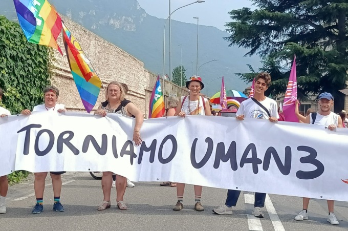 Più di 3000 persone in piazza per Lecco Pride, con lo slogan che ricorda Vittorio Arrigoni