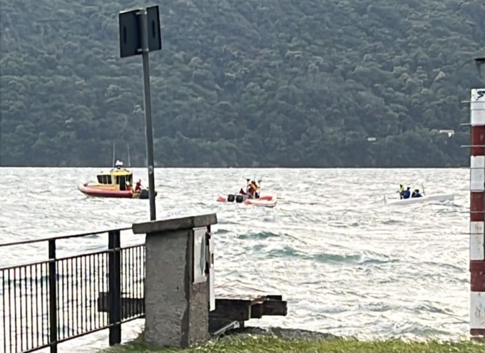 Salvi due turisti nel lago dopo il ribaltamento del catamarano