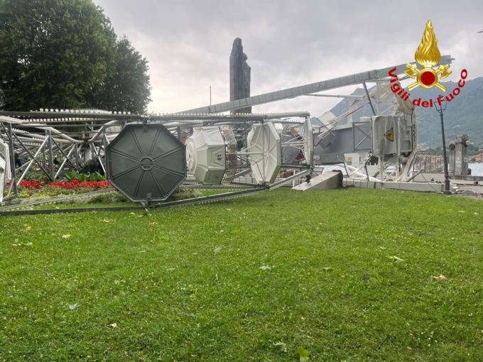 L’ondata di maltempo fa crollare la ruota panoramica, attimi di paura