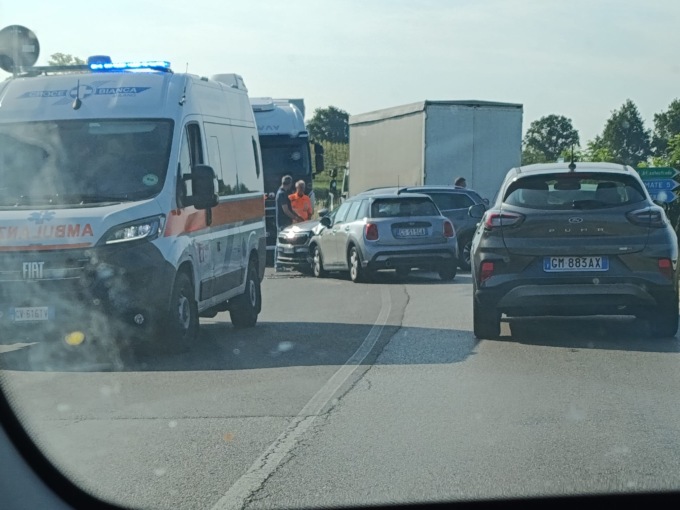Grande paura per uno schianto fra due auto