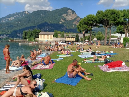 La morsa del caldo si stringe anche sul Lecchese: in tanti cercano refrigerio sul lago – LE FOTO
