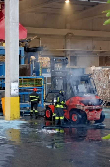 Colonna di fumo dalla cartiera: intervento dei Vigili del fuoco