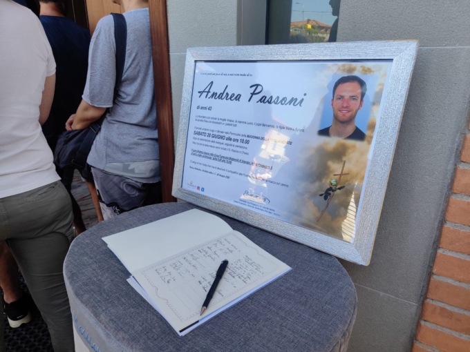 Giovane papà vinto dalla malattia, folla ai funerali: “E’ stato un dono”