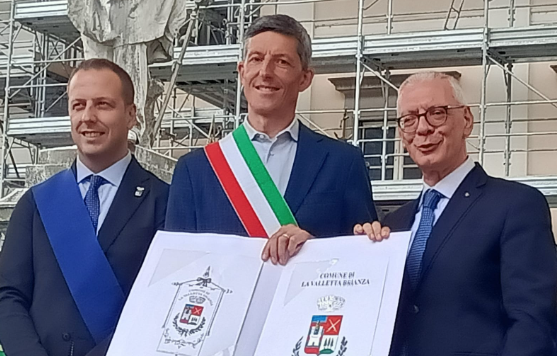 Festa della Repubblica: donati la miniatura dello stemma e il gonfalone al Comune di La Valletta Brianza