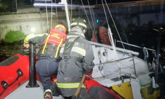 Imbarcazione alla deriva a causa del forte vento, recuperata dai Vigili del fuoco