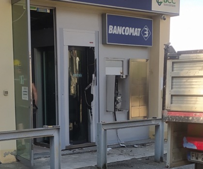 I ladri fanno esplodere il bancomat