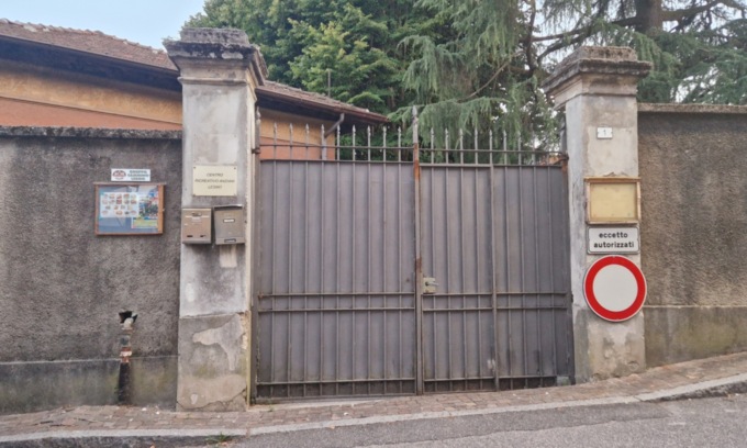 Rissa al centro anziani per una partita di carte e delle fragole rubate