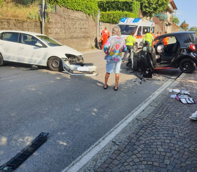 Scontro fra auto, strada chiusa