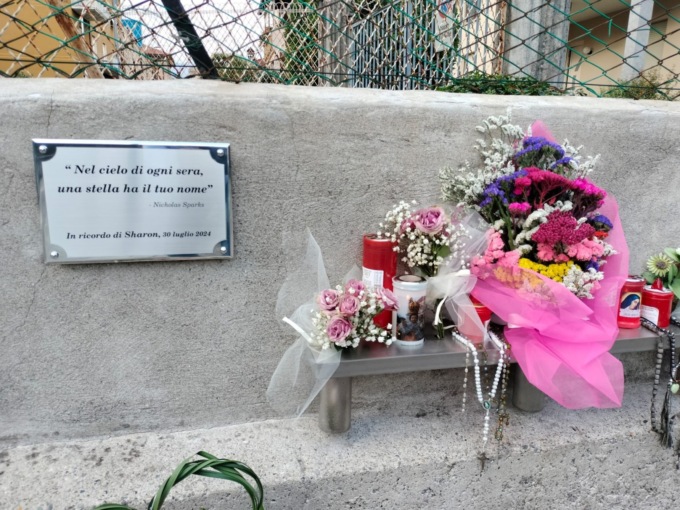 Un anno dopo l’omicidio di Sharon Verzeni, posata una targa alla sua memoria
