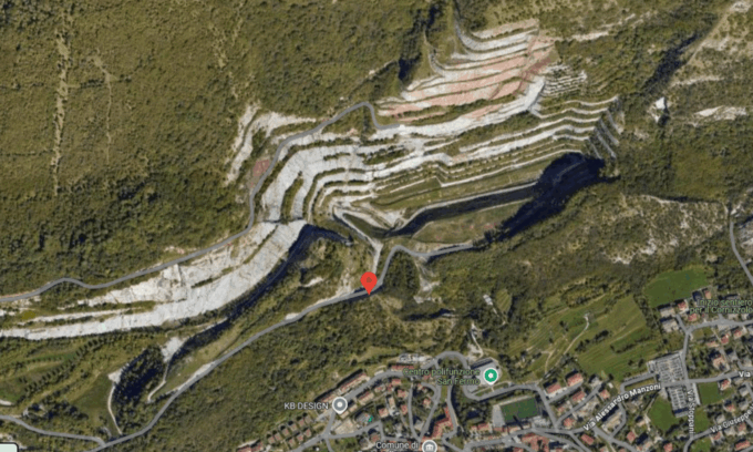 Frana in una vecchia cava, arrivano i Vigili del fuoco