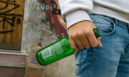 Ubriaco per strada alle due del pomeriggio, soccorso un giovane