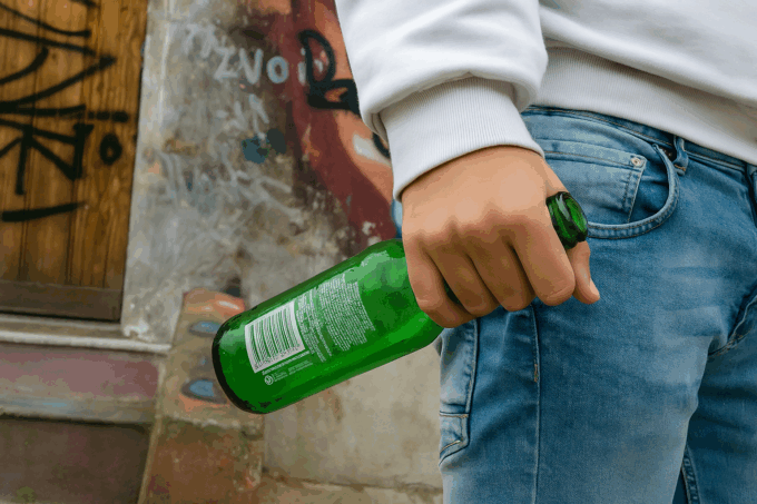 Ubriaco per strada alle due del pomeriggio, soccorso un giovane