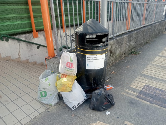 Rifiuti abbandonati, via il cestino: «Sono stato spostato, potrei non tornare più»