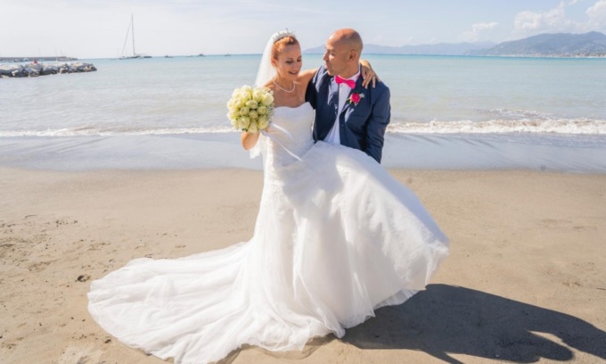 Muore per un malore sulla stessa spiaggia in cui si era sposato