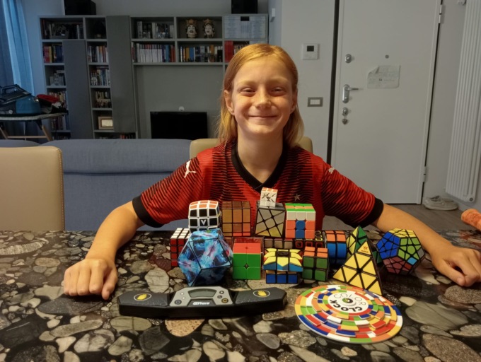 A dieci anni risolve il cubo di Rubik in trenta secondi: il video
