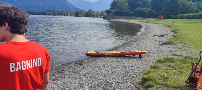 Paura in spiaggia: bambino di otto mesi rischia di soffocare