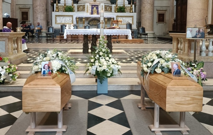 Commosso addio a Sandro e Assunta, i coniugi morti nel tragico schianto di Monte Marenzo