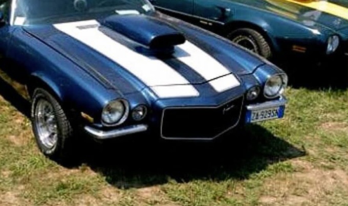 Esplosione di motori con il raduno di auto americane a Calco