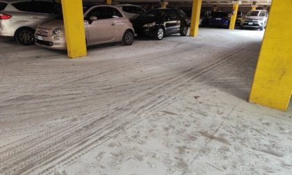 Svuotano gli estintori nel parcheggio: denunciati per vandalismi 5 minorenni