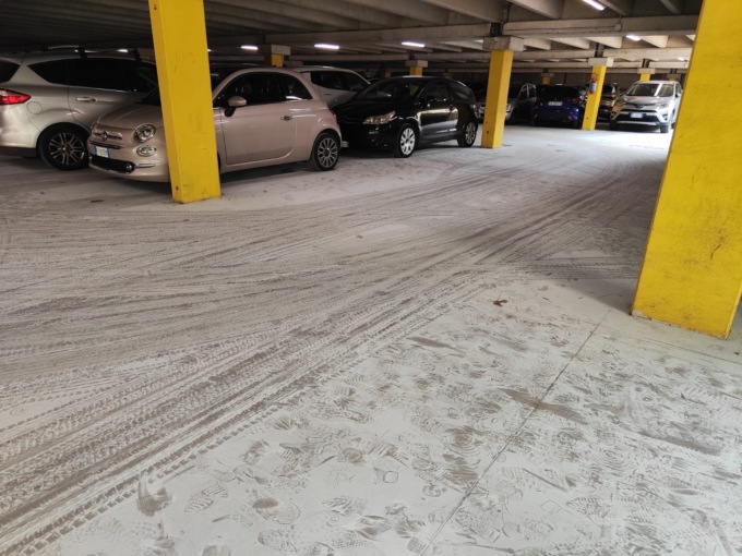 Svuotano gli estintori nel parcheggio: denunciati per vandalismi 5 minorenni