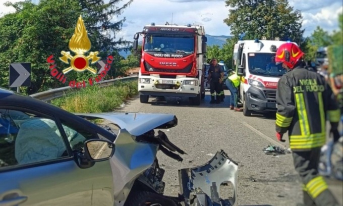 Terribile schianto frontale tra due auto, chiusa la provinciale
