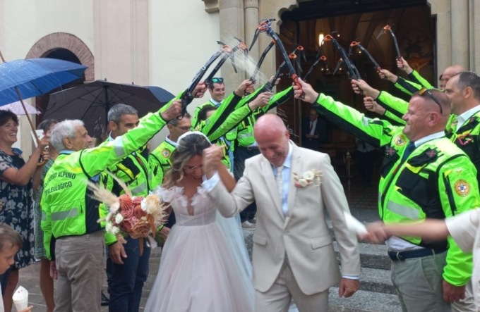 Monticello, Soccorso alpino in festa per il matrimonio di Antonio Pomoni con Manuela