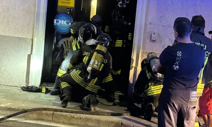 Negozio in fiamme nella notte, ferito un 26enne