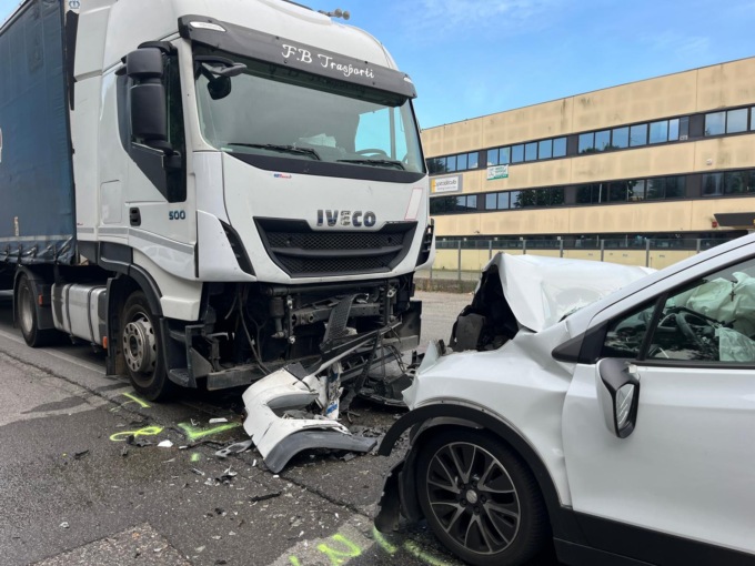 Grave incidente, il conducente dell’auto è morto in ospedale