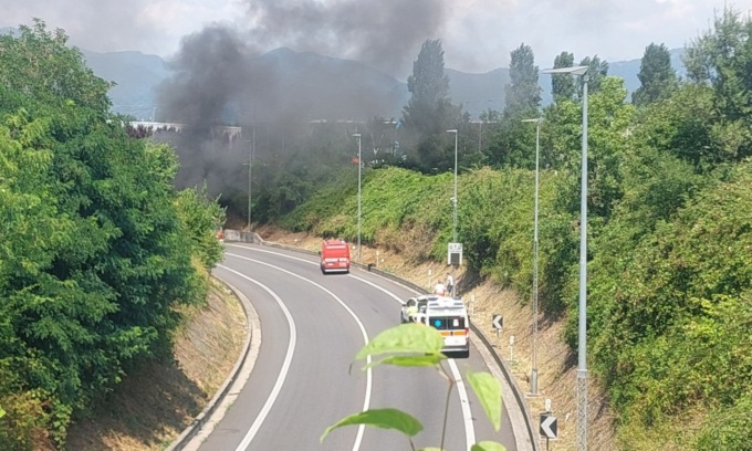 Schianto fra una moto e un camion, morto un ragazzo