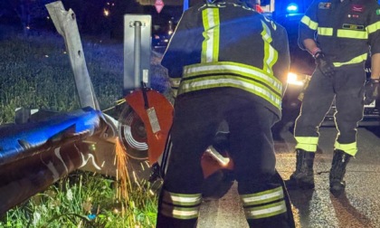 Incidente nella notte con auto ribaltata, un ferito