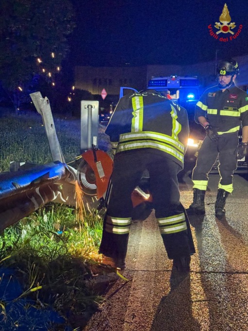 Incidente nella notte con auto ribaltata, un ferito