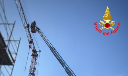 Operaio sale sulla gru per protesta: intervengono i Vigili del Fuoco