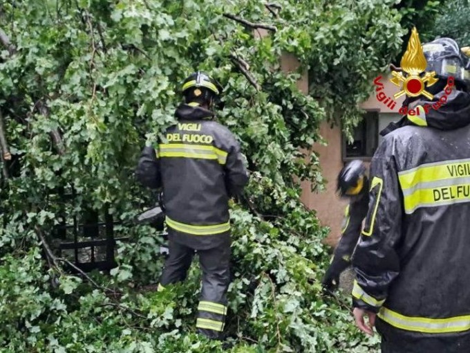 Maltempo in provincia di Lecco: decine di interventi dei pompieri. Una vittima in Lombardia