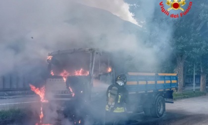 Furgone in fiamme, grande paura