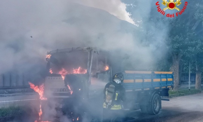 Furgone in fiamme, grande paura