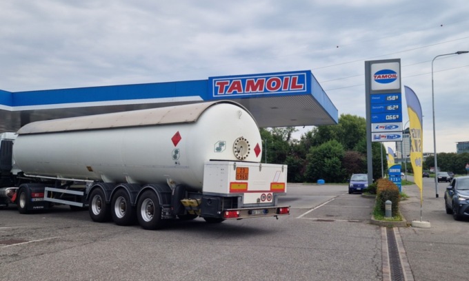 Accusa un malore mentre aspetta il suo turno all’autolavaggio, muore in ospedale