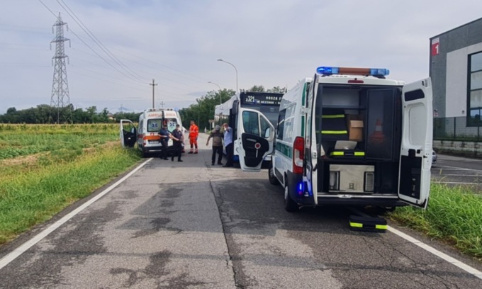 Finisce contro il bus in sorpasso, paura per una ciclista 77enne