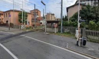 Veicolo danneggia il passaggio a livello, treni in ritardo