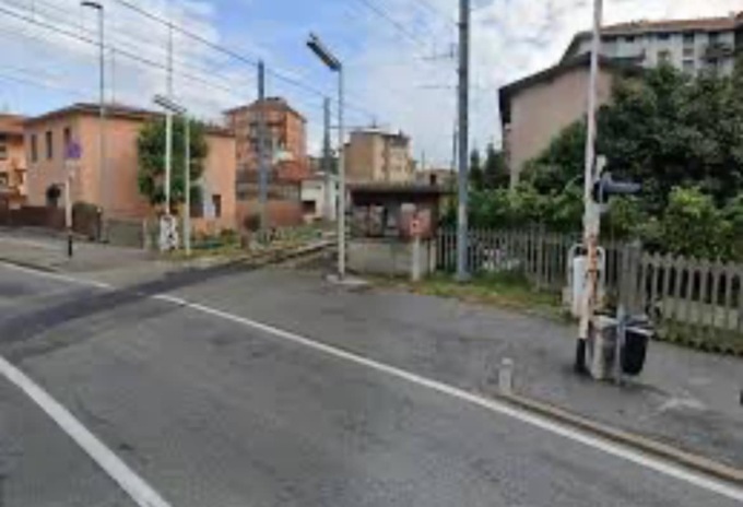 Veicolo danneggia il passaggio a livello, treni in ritardo