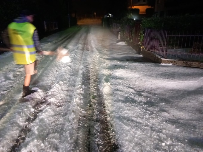 Neve? No, grandine. FOTO e VIDEO del maltempo nel Meratese