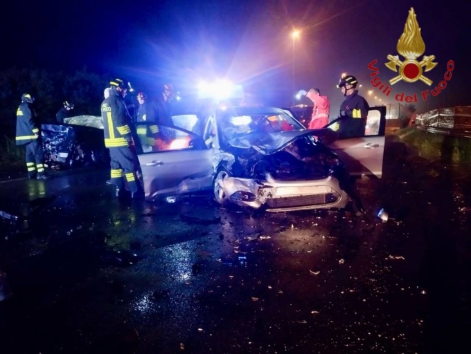 Incidente tra due auto, il bilancio è di tre feriti gravi