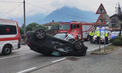 Si ribaltano con l’auto, feriti anche due bambini