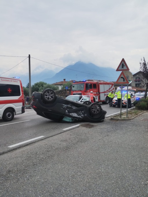 Si ribaltano con l’auto, feriti anche due bambini