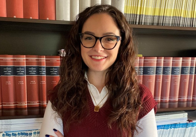 Dall’audio di Bova alla kiss cam: cosa rischia chi espone la vita altrui sul web e quali sono gli strumenti di tutela previsti dal diritto.