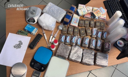 Arrestato spacciatore, denunciata la compagna: avevano in casa soldi, droga e siringhe