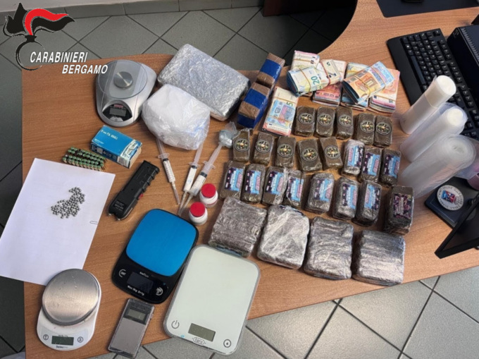 Arrestato spacciatore, denunciata la compagna: avevano in casa soldi, droga e siringhe