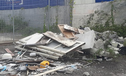 Un’altra discarica a cielo aperto: la denuncia di Plastic Free