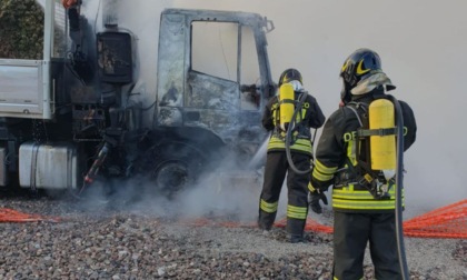 A fuoco un camion in un cantiere