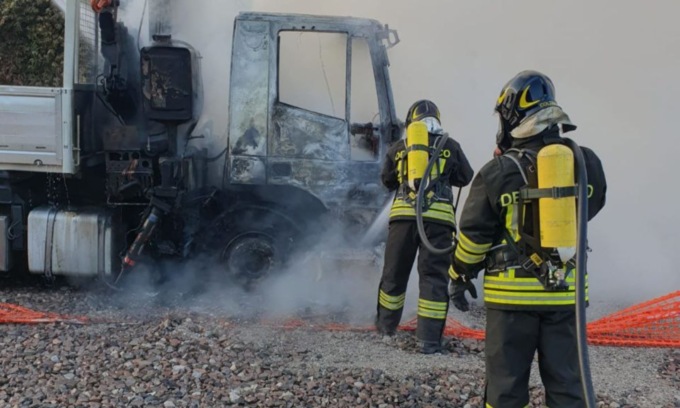 A fuoco un camion in un cantiere
