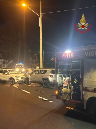 Terribile scontro frontale tra due auto, arriva l’elisoccorso: cinque i feriti